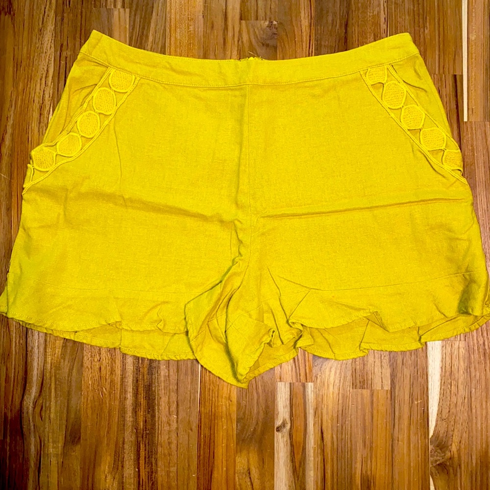Ruffle shorts with embroidered pockets